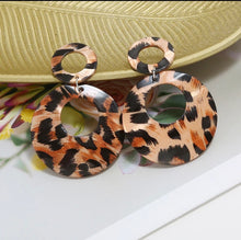 Load image into Gallery viewer, Animal Print Shell Drop Earrings
